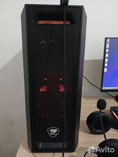 Игровой компьютер с монитором и клавиатурой