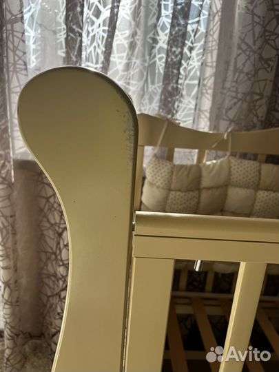 Детская кроватка с продольным маятником