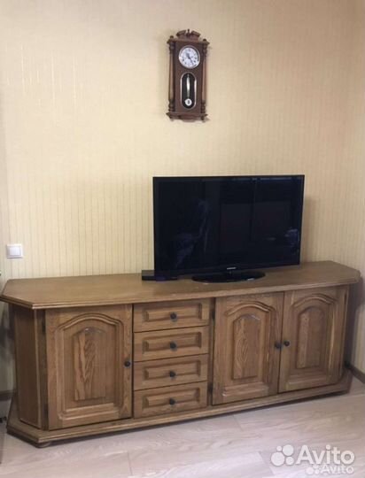 Тумба под телевизор из массива дуба