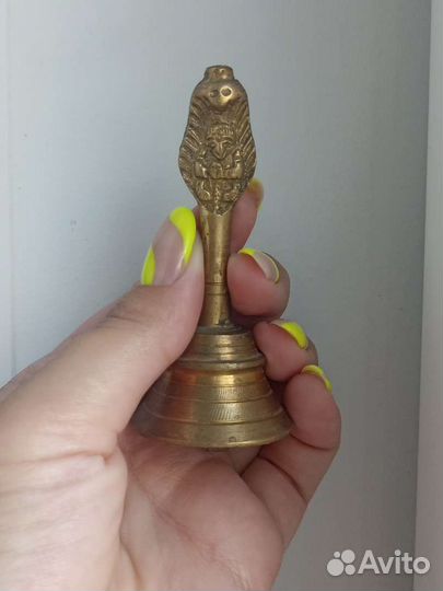 Старинный латунный колокольчик маленький с ручкой