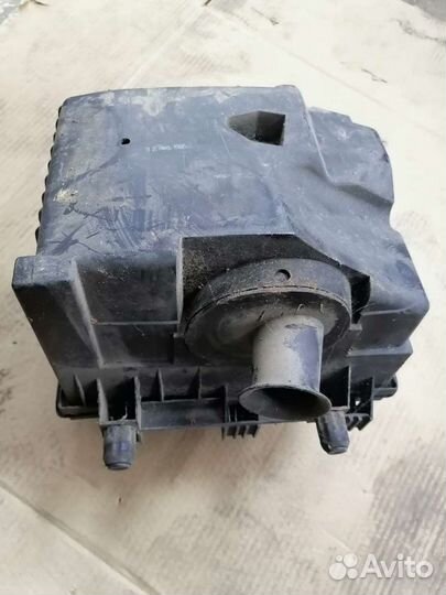 Корпус воздушного фильтра VW T4 028129607m