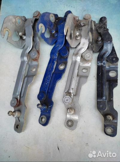 Петля капота левая 3B0823301