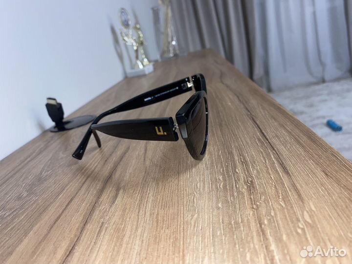Солнцезащитные очки фирменные
