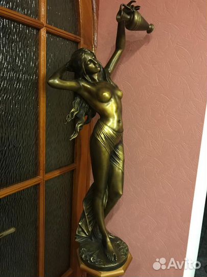 Статуя Девушка с кувшином