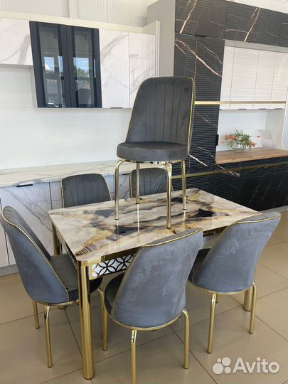 Кухонный стол и стулья новые