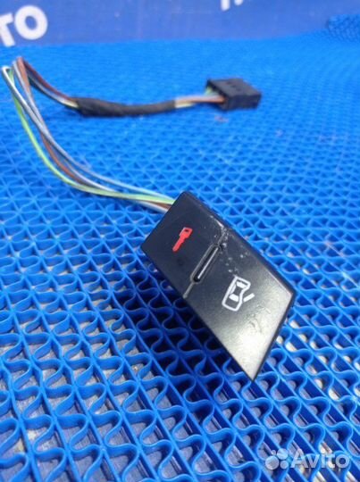 Кнопка центрального замка Audi A6C5 седан AGA 1997