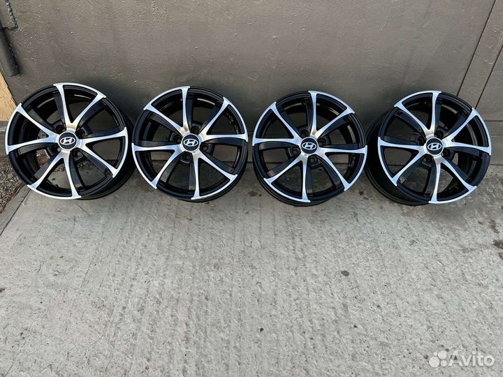 Продам комплект литых дисков R15