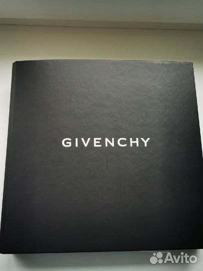 Книга о бестселлерах Givenchy