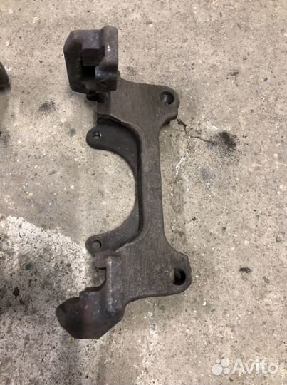 Скобы передних суппортов 312мм VW Passat B6 пара