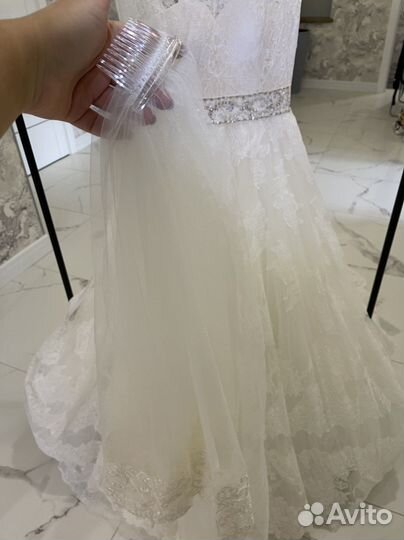 Свадебное платье со шлейфом Love Bridal London