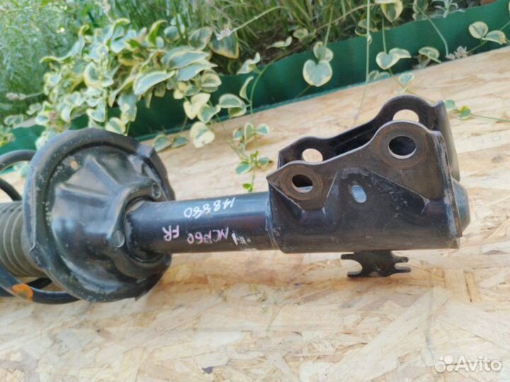 Стойка подвески передняя правая Toyota Ist NCP60