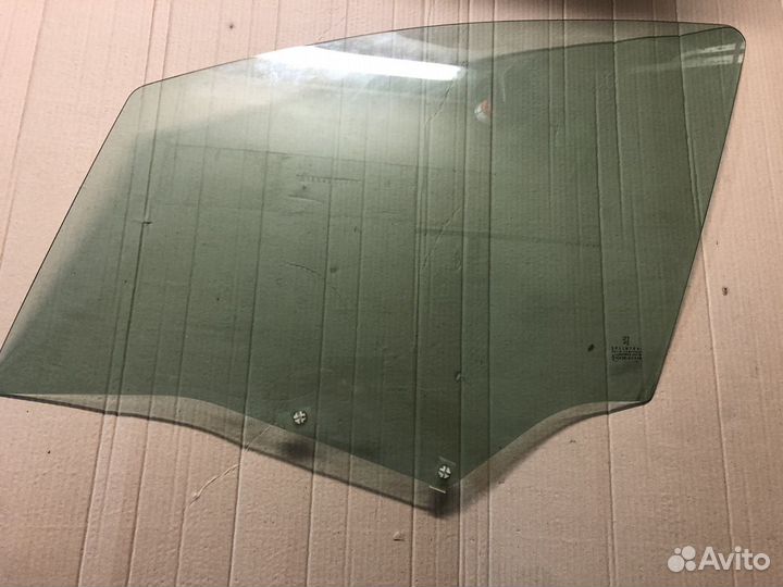 Стекло передней левой двери Peugeot 307