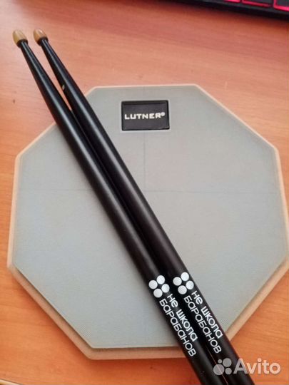 Тренировочный пэд с барабанными палочками