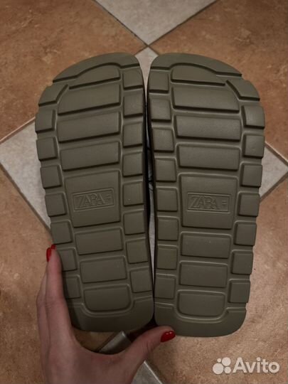 Шлепки на высокой платформе Zara