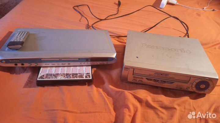 DVD плеер и видеомагнитофон + DVD диски и VHS