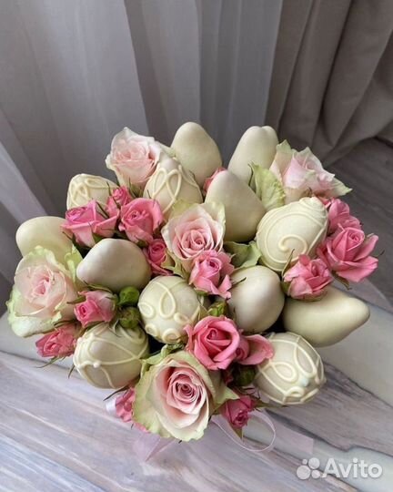 Клубника в шоколадес цветами