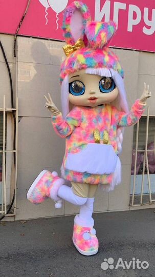 Аниматор в костюме куколки