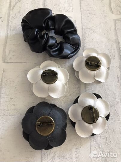 Брошь роза из эко кожи резинка для волос