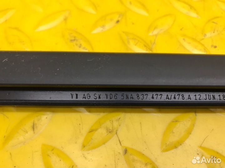 Бархотка / уплотнитель стекла двери передняя левая