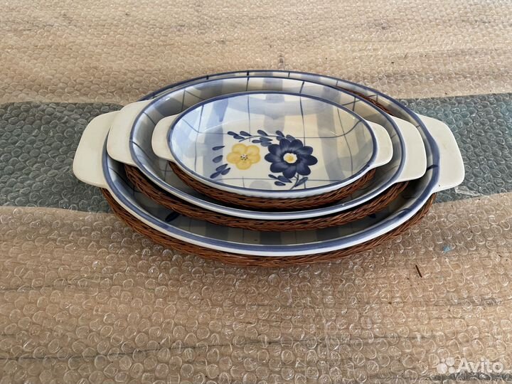 Набор из 3 керамических блюд в плетеных подставках