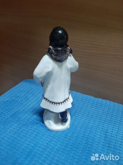 Фарфоровая статуэтка Якутка с цветком, книгой СССР