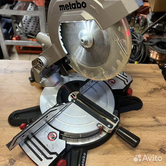 Сетевая торцовочная пила Metabo KS 216 M Lasercut