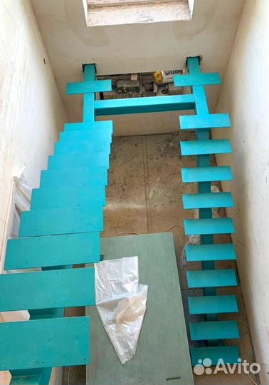 Лестница на металлокаркасе закрытого типа