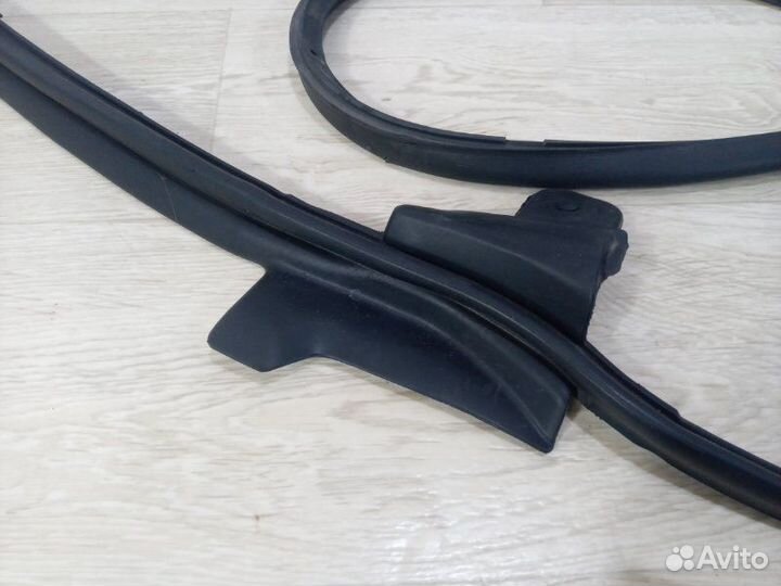 Уплотнитель двери передний левый Lexus Rx 300 2021