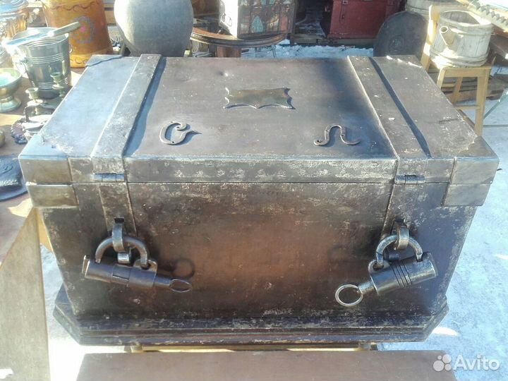 Сундук старинный, кованый.До 1917г