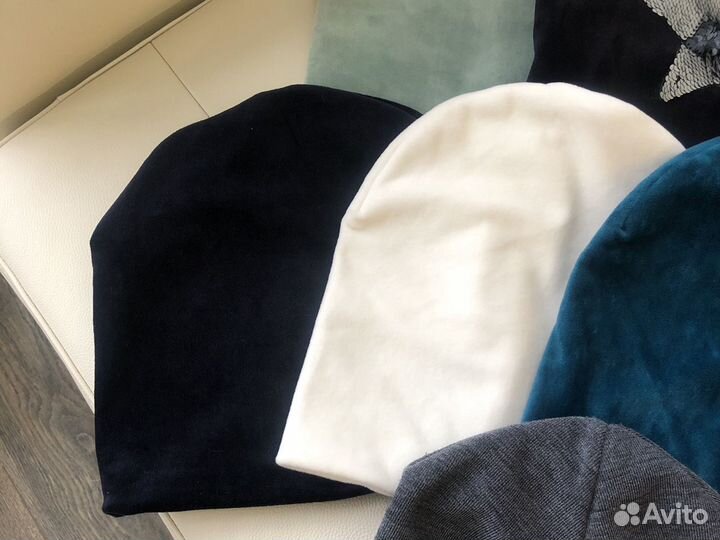 Стильные велюровые шапочки