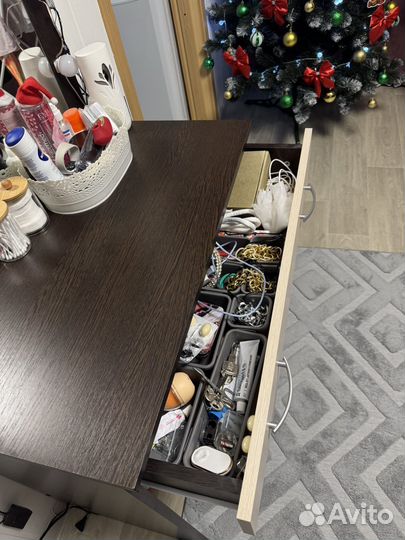 Туалетный столик с зеркалом