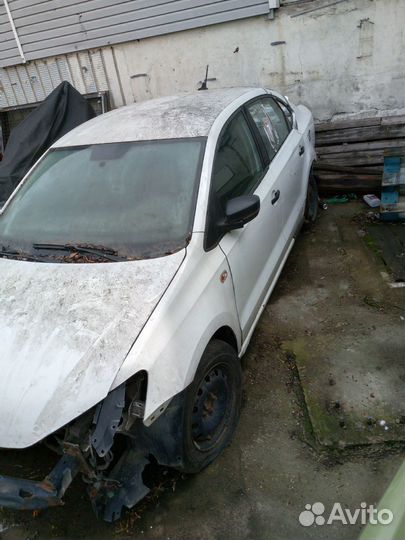 Volkswagen Polo 1.6 МТ, 2018, битый, 200 000 км