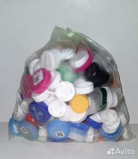 Крышки пластиковые разных размеров и цветов