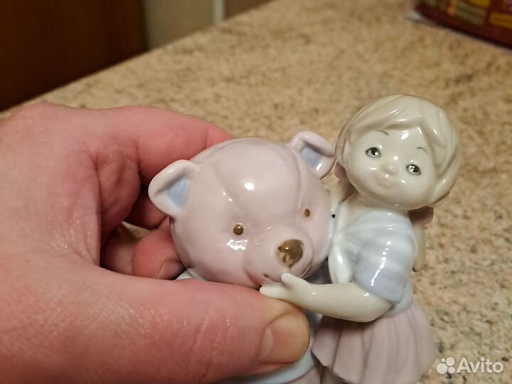 Статуэтка Павоне фарфор