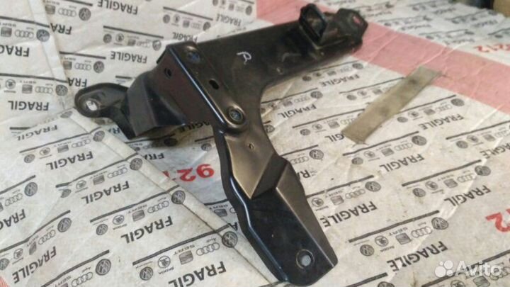 Кронштейн сидения задний правый Porsche Cayenne