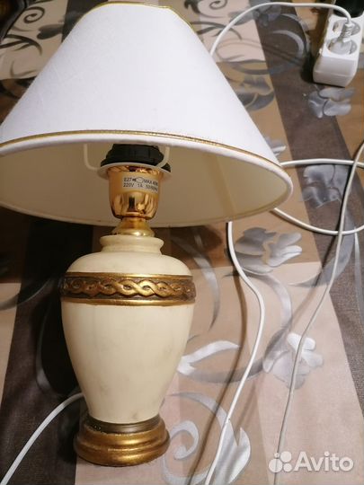 Лампа настольная с абажуром