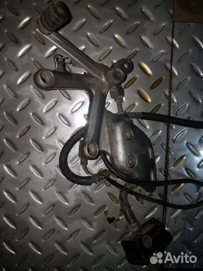 Подножка водителя передачь Suzuki bandit gsf400