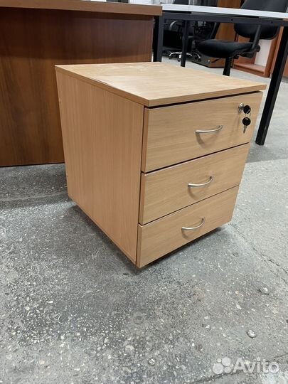 Тумбочки на колесиках