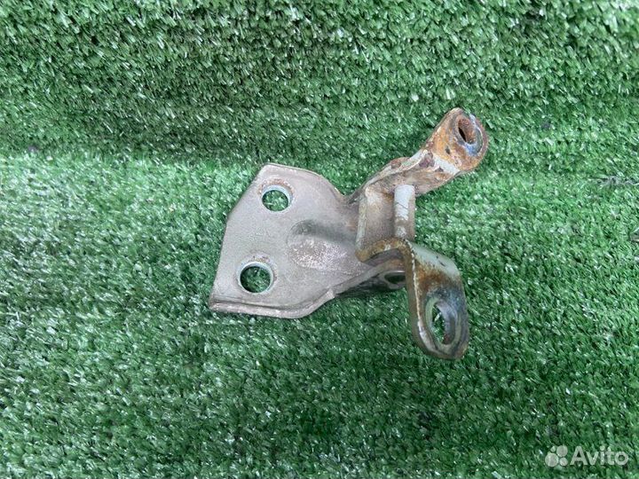 Петля двери задняя правая Kia Shuma