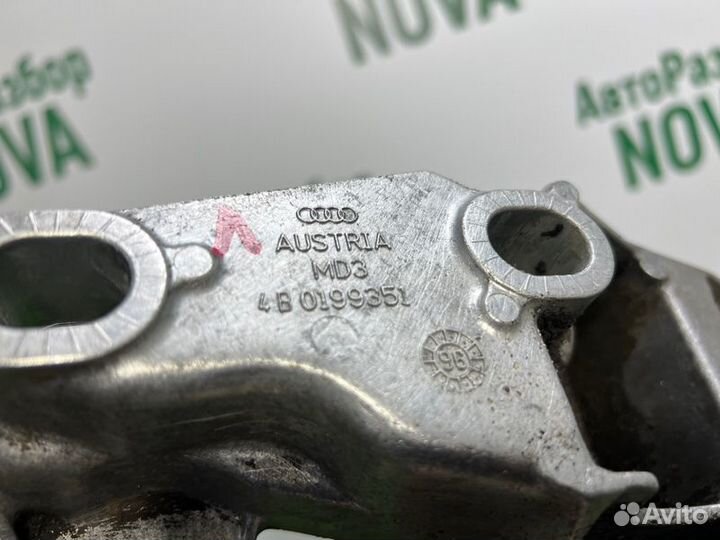Кронштейн двигателя левый Audi A4 B5 1.8 ADR 1996