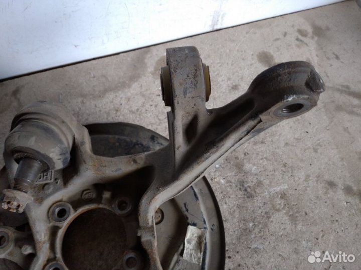 Кулак поворотный задний левый Toyota Avensis II