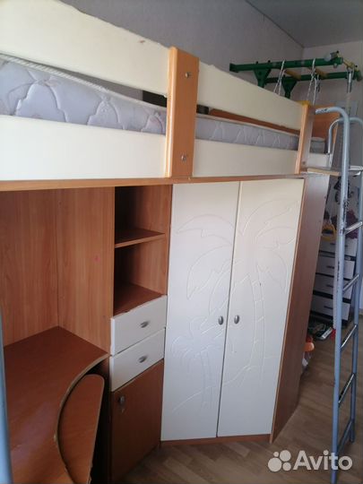 Кровать чердак со столом и шкафом