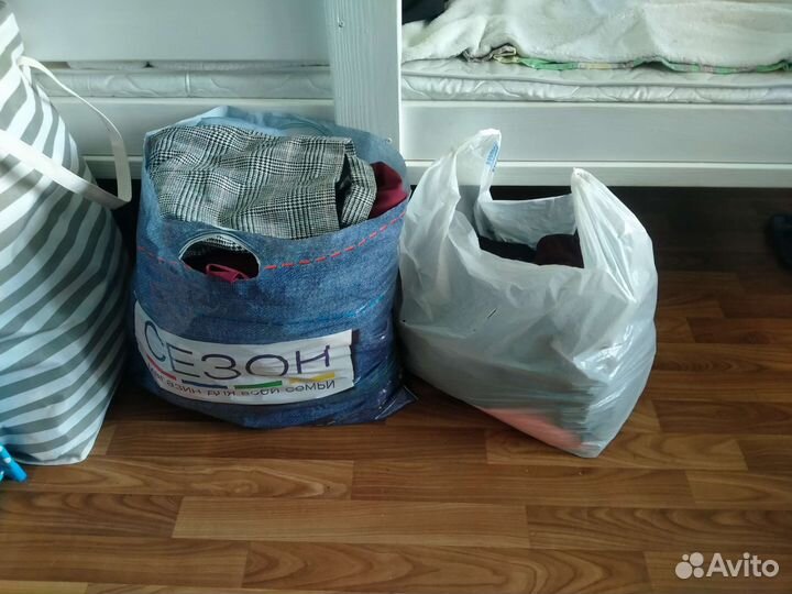 Два огромных пакета одежды за две шоколадки