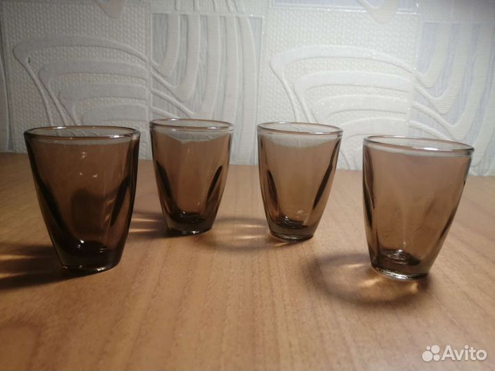 Стаканы, рюмки и пепельница