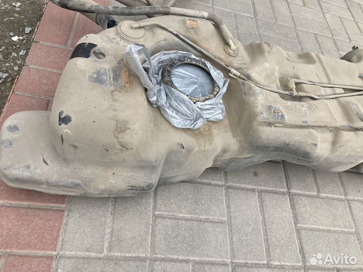 Топливный бак на nissan tiida c11