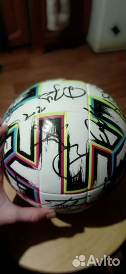 Мяч с росписями игроков сборной России