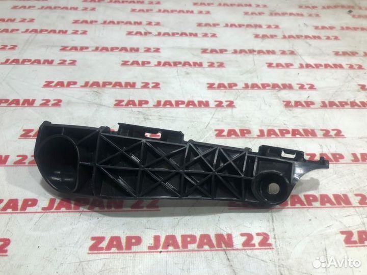 Крепление бампера переднее правое Toyota Rav4