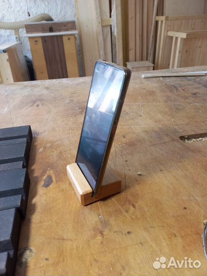 Подставка для телефона из дерева