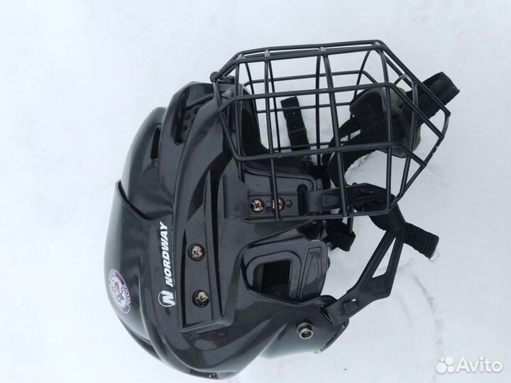 Хокейный шлем