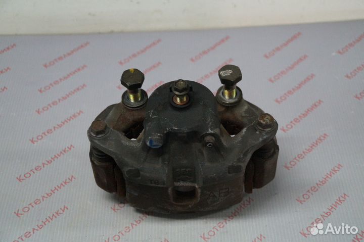 Nissan 41011-AU001 Суппорт тормозной левый